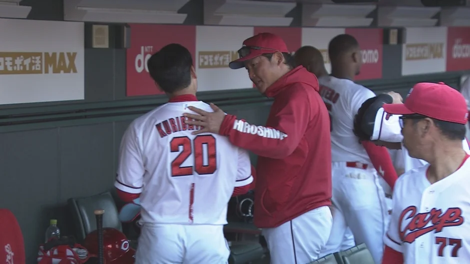 ダグアウトの選手たち