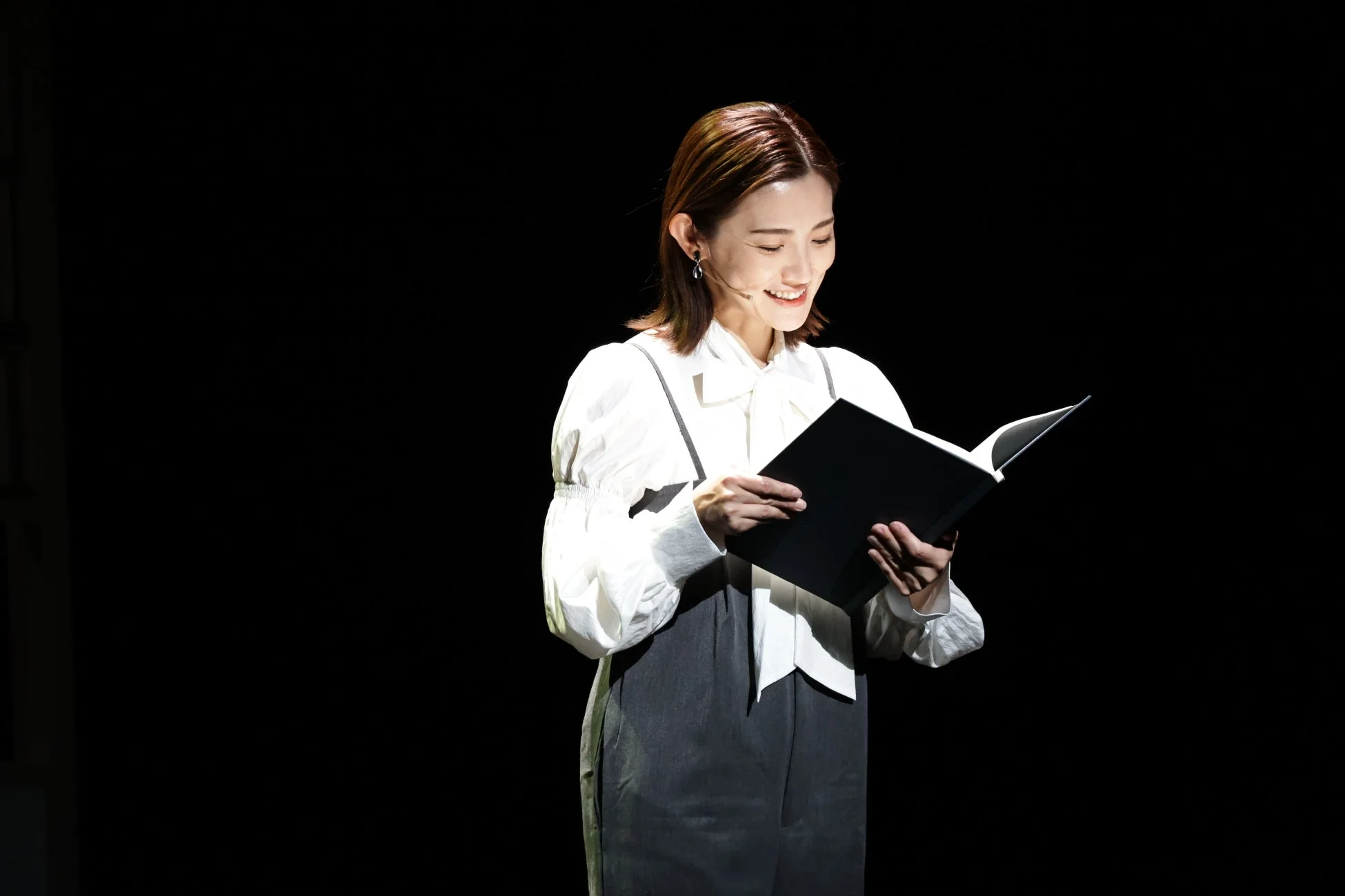 笑顔で本を読む星野真里