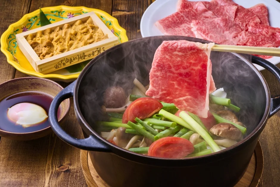 豪華な鍋料理と由良産のうに