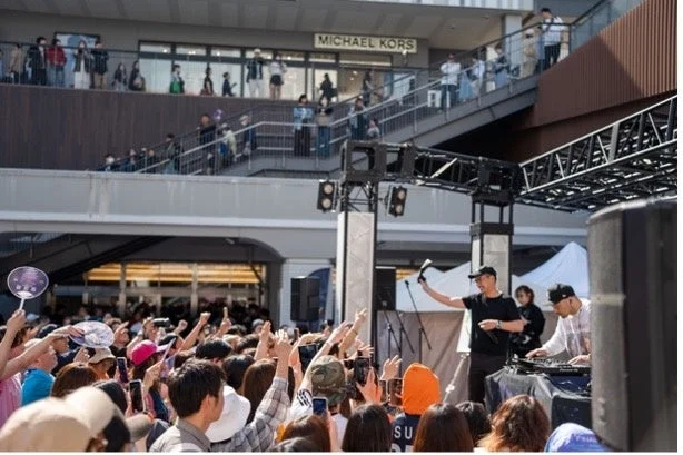 DJと盛り上がる観客