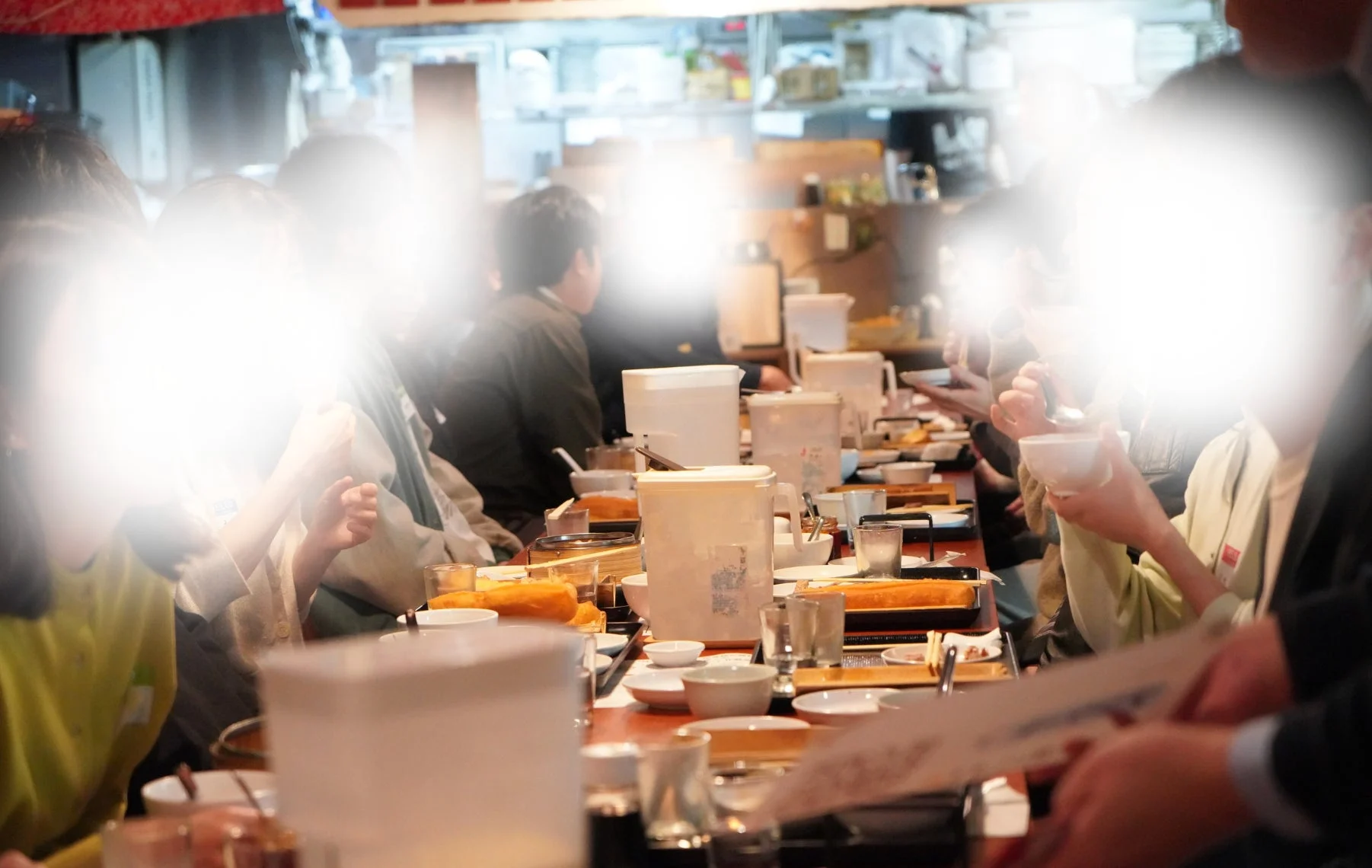 イベントで食事を楽しむ参加者たち
