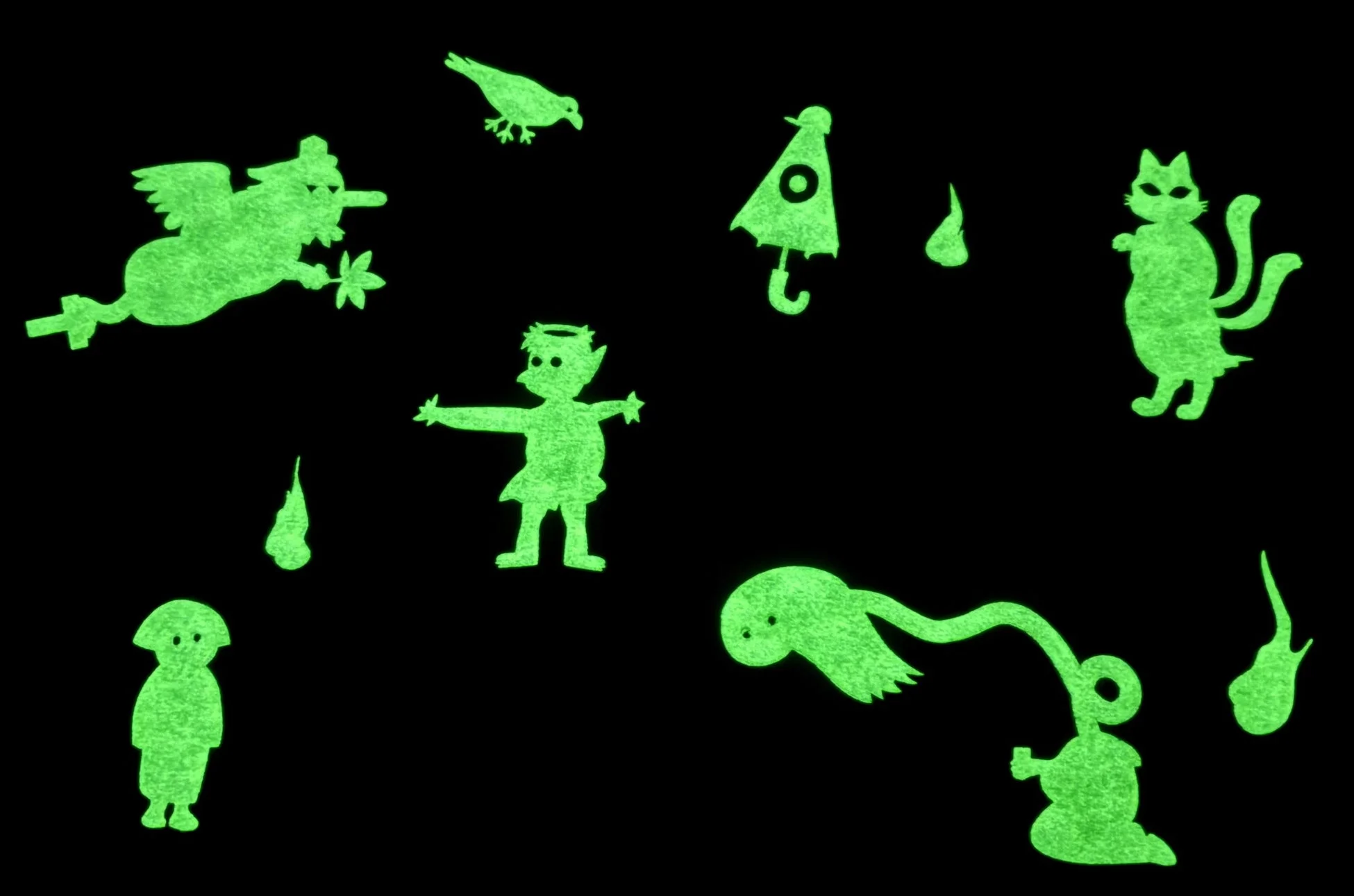 暗闇で光る妖怪たちのシルエット