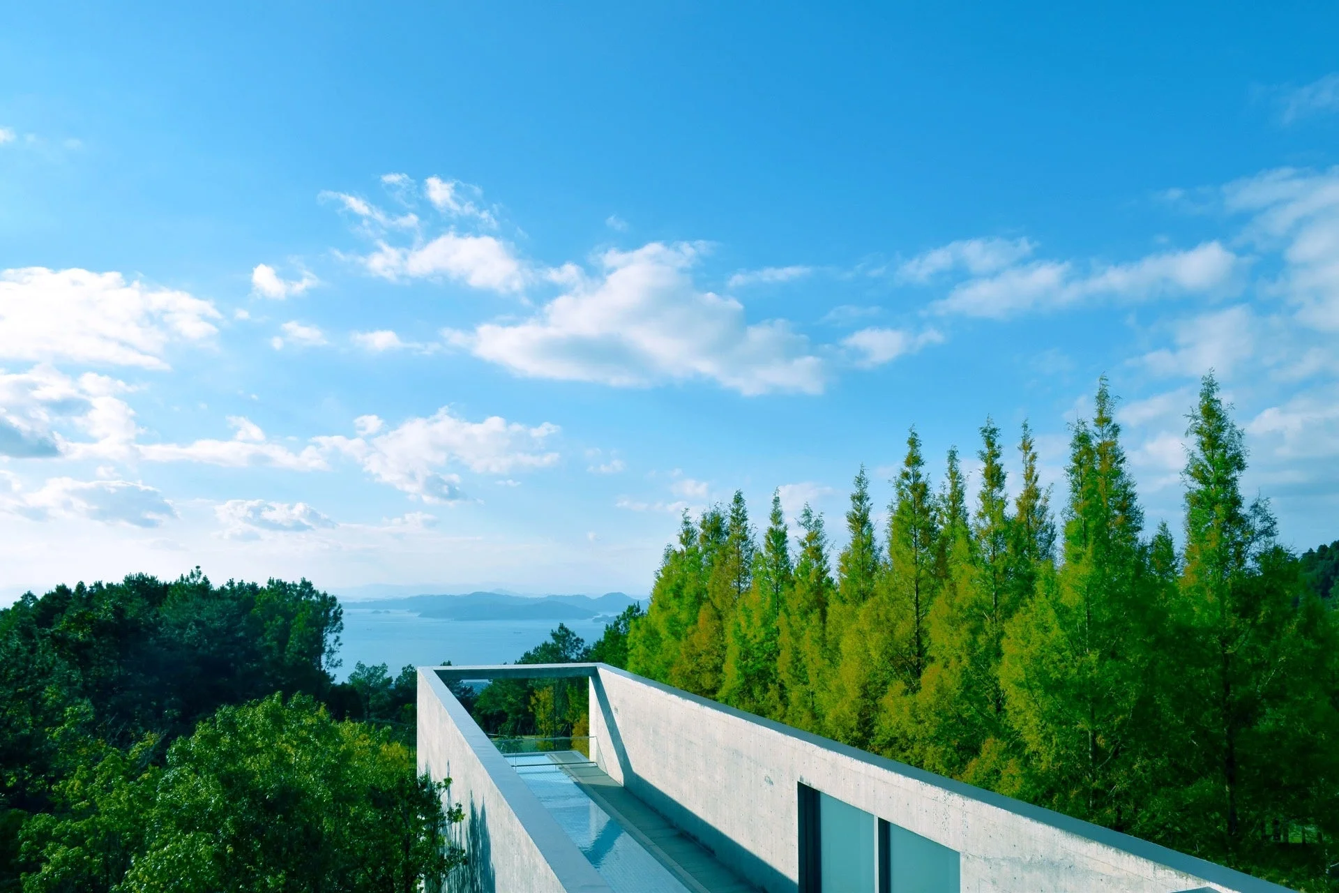 モダンな建築とプールの絶景