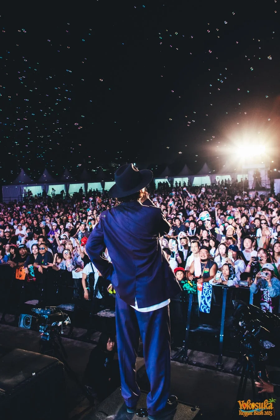 夜の音楽フェスで盛り上がる観客