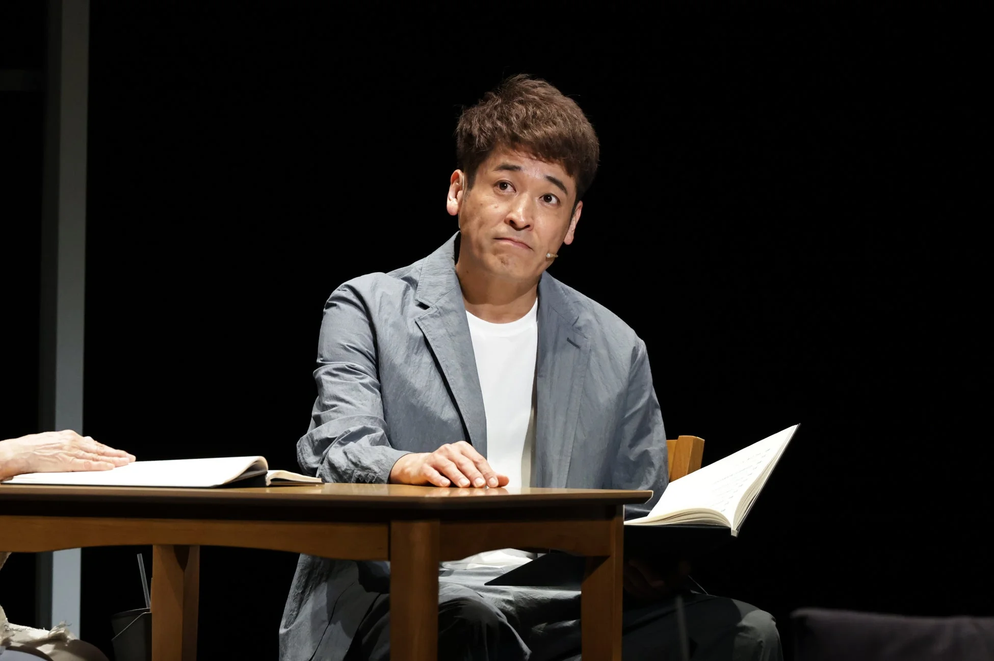 本を手に真剣な表情の佐藤隆太