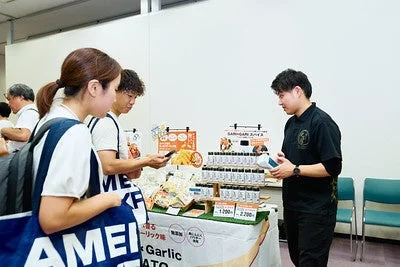 食品ブースで商品について説明する様子