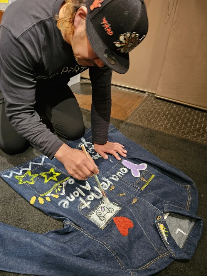 デニムジャケットにペイントを施す様子