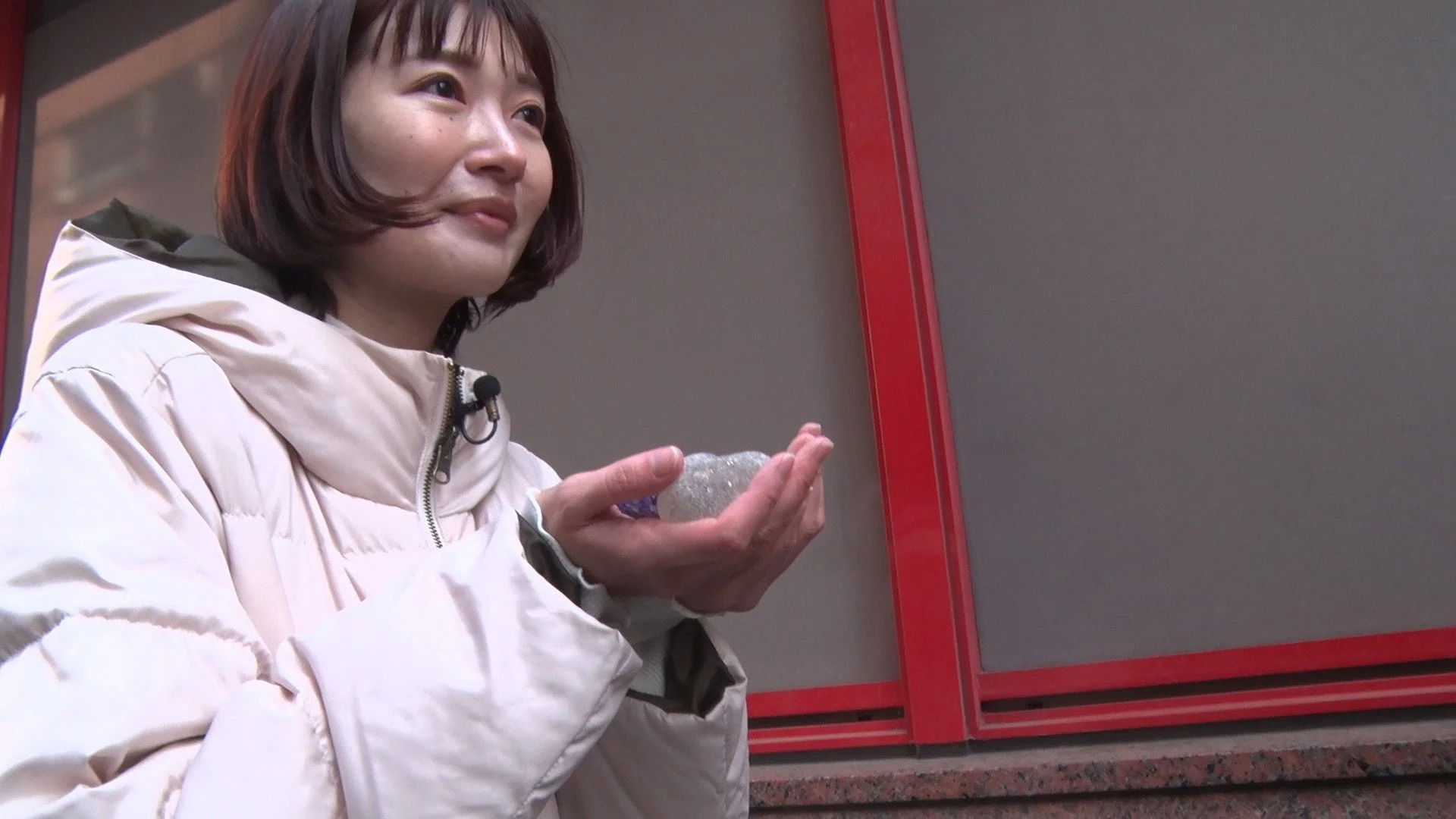 屋外でインタビューを受ける女性