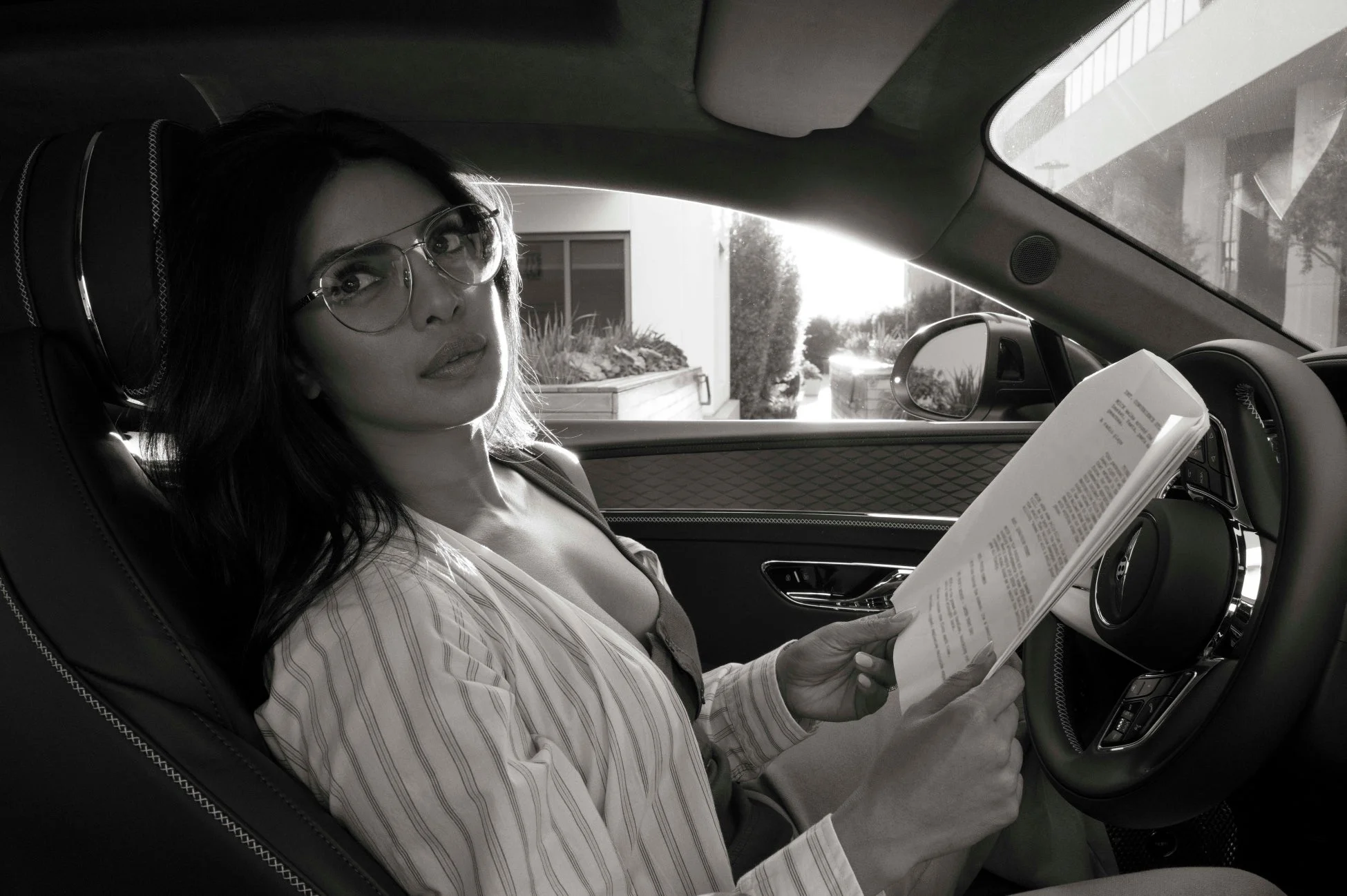 車内で書類を読むプリヤンカー氏