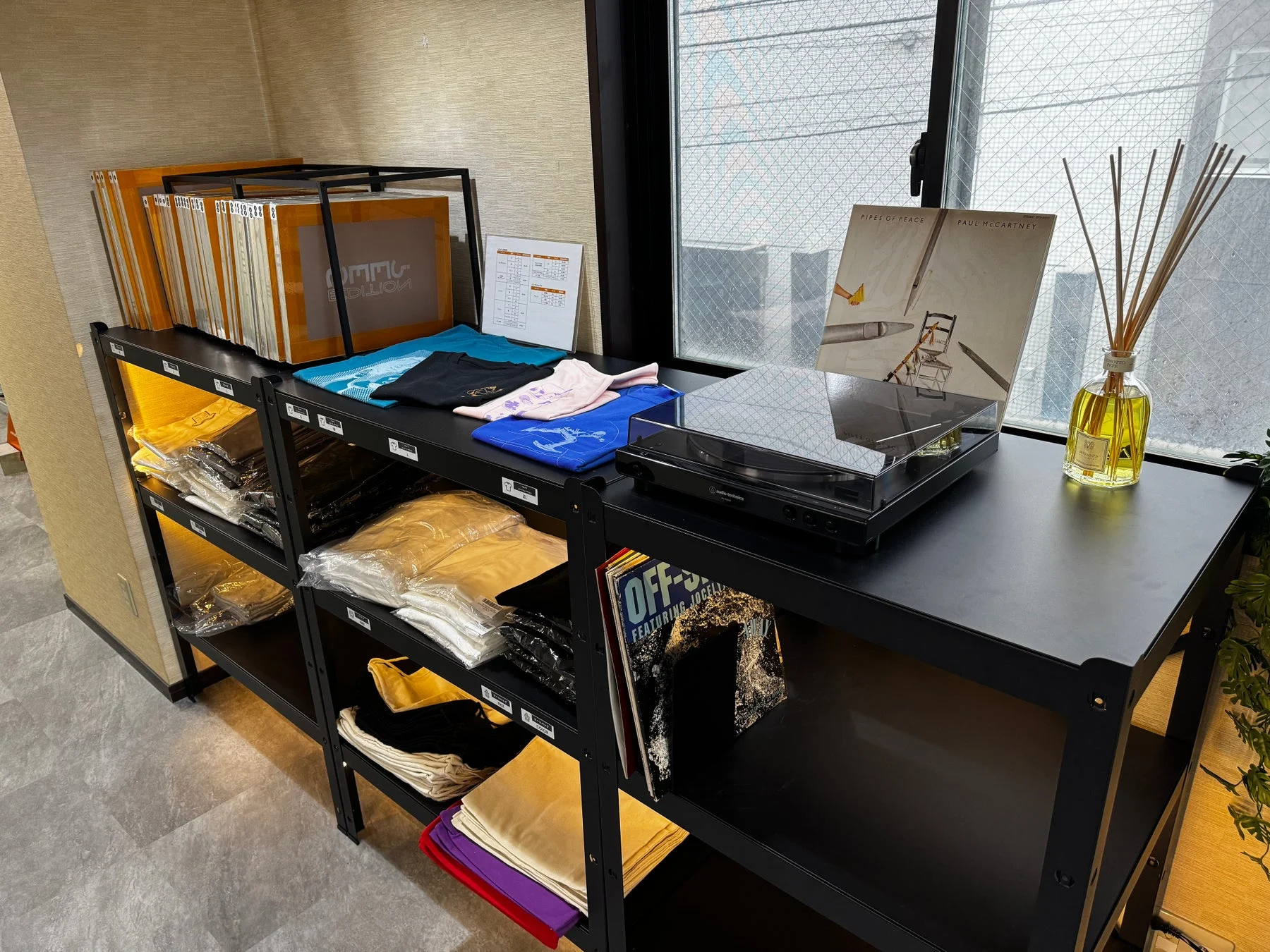 Tシャツやレコードなどが並ぶ店内