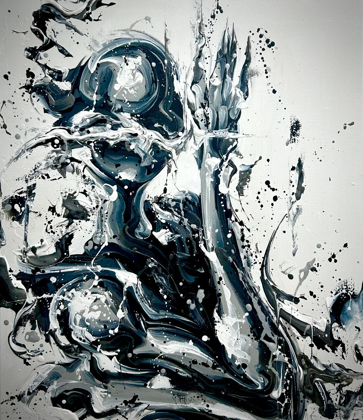 白、黒、グレーの絵の具が混じり合い、渦巻くような流動的な抽象画