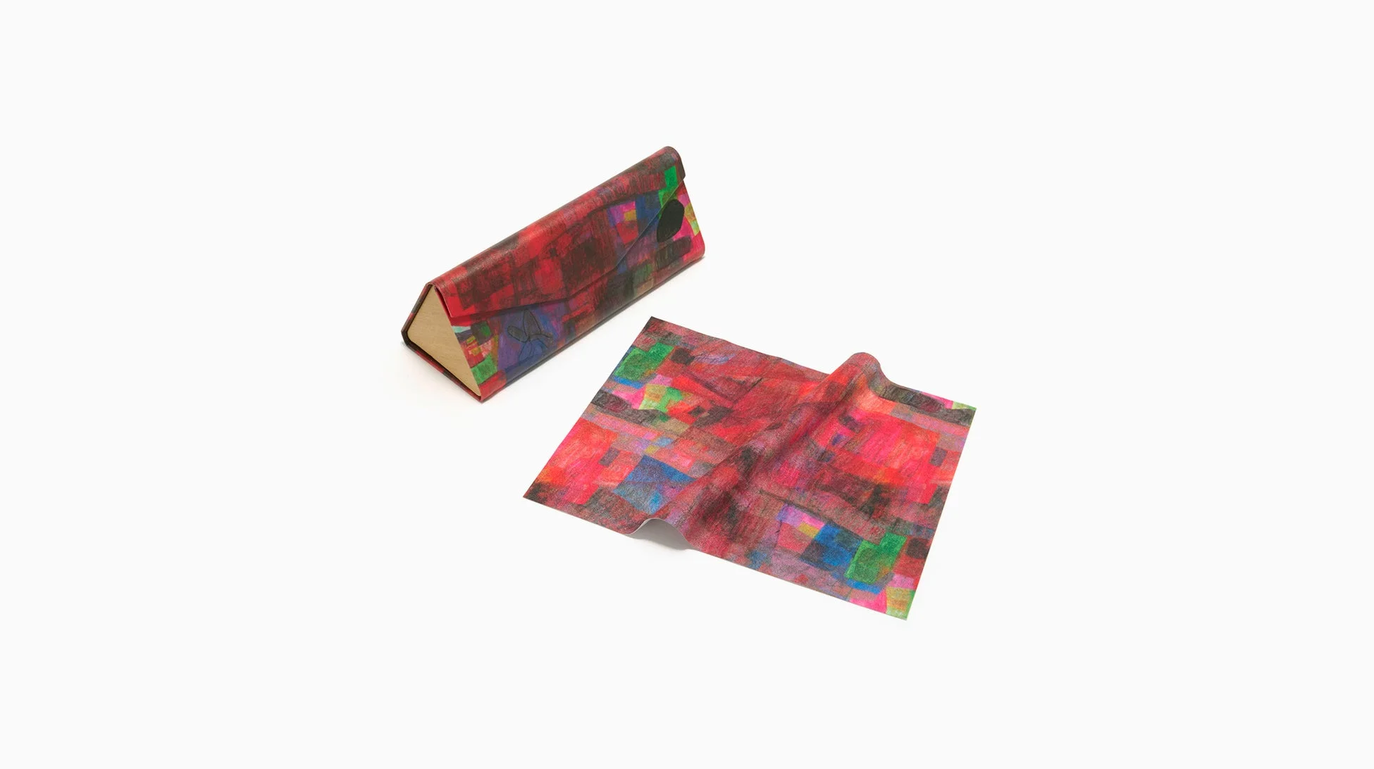 赤、緑、青の鮮やかな幾何学模様が施された三角形のケースと布