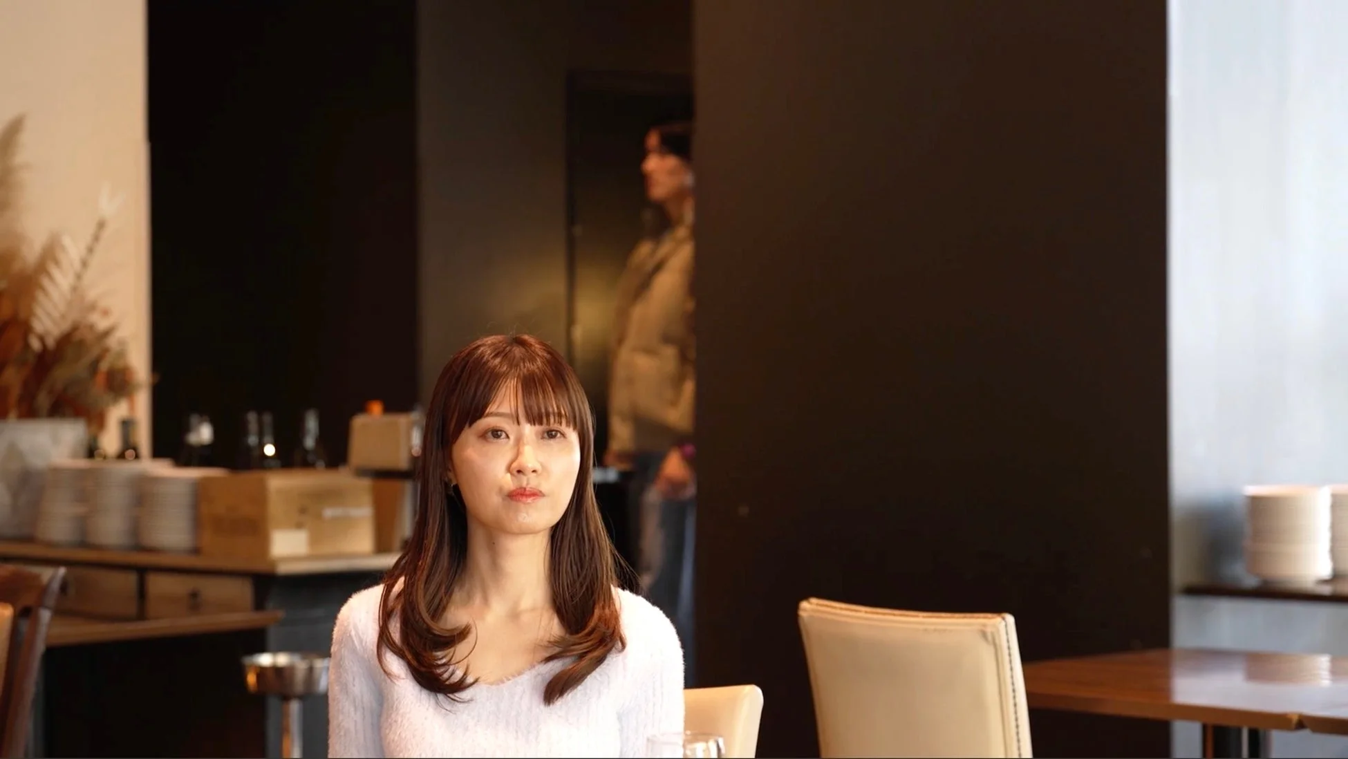 女性がレストランで待っている様子