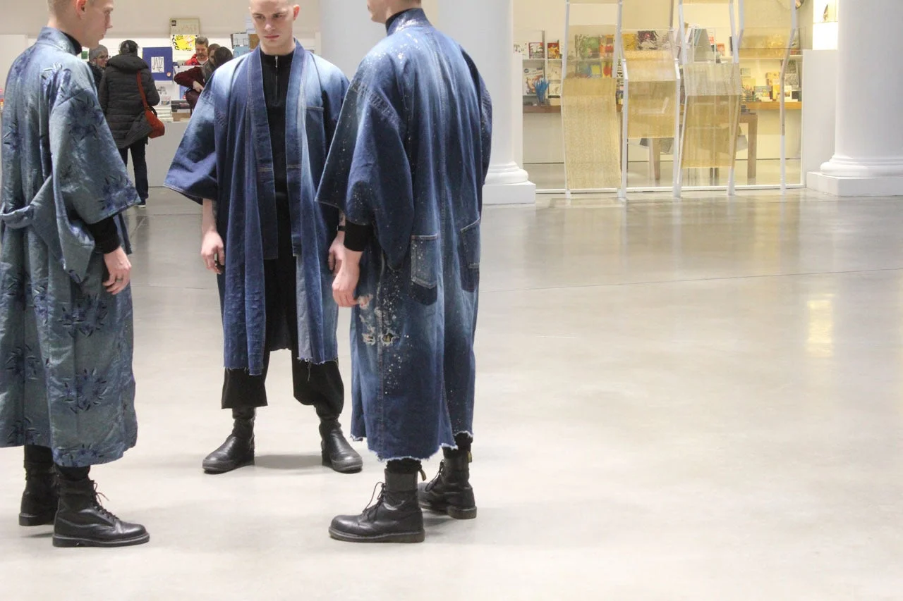 デニム地の和服風コートを着用した男性たち