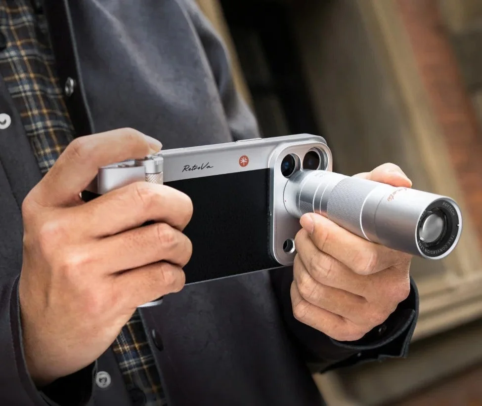 望遠レンズを装着したスマートフォン