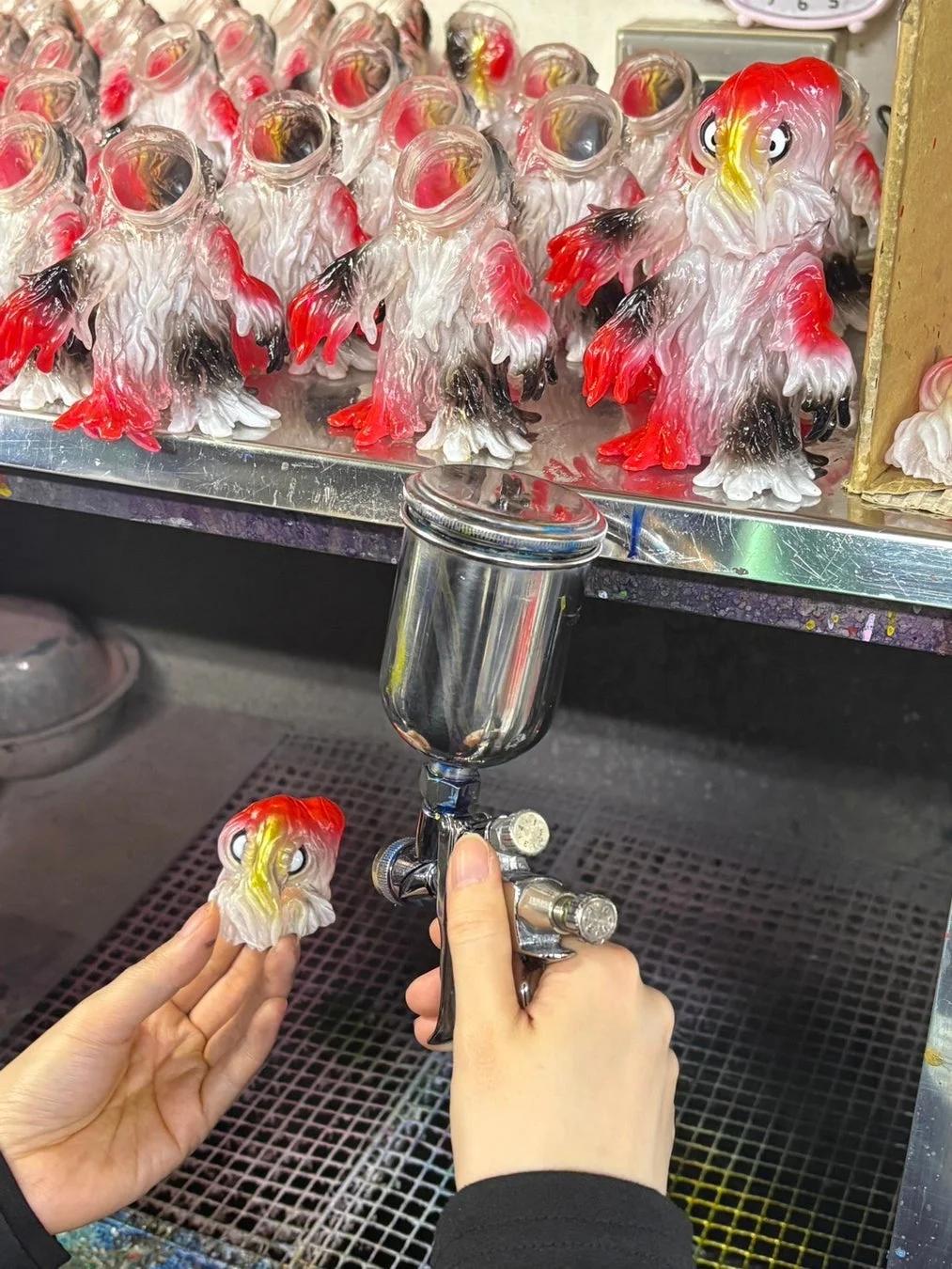 過去の製品「ミドルサイズシリーズ ヘドラ 錦鯉イメージクリアVer.」の塗装風景