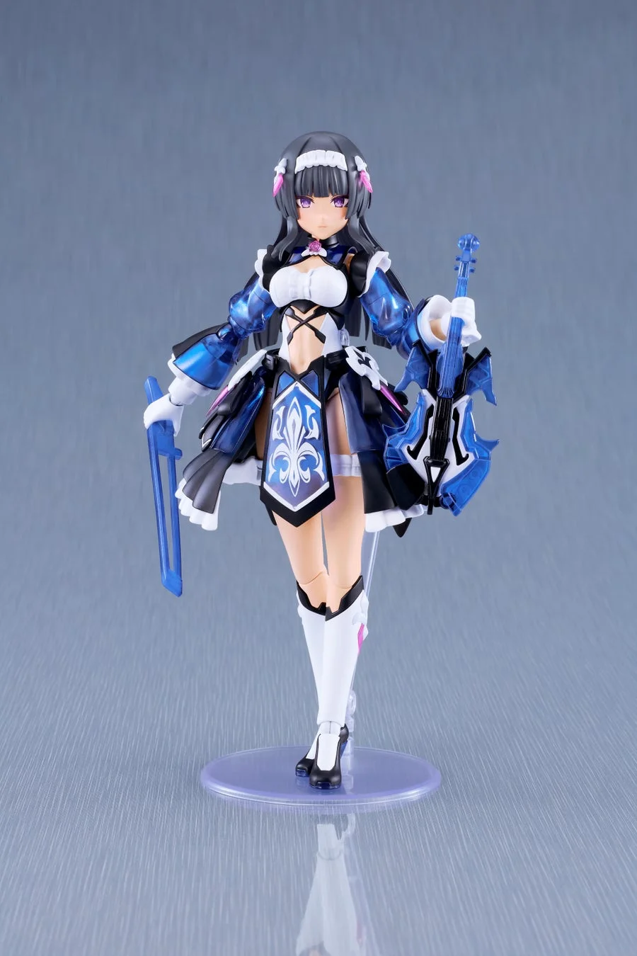 青と黒を基調とした華やかな衣装をまとった美少女フィギュアが、剣とヴァイオリンのような楽器を手にポーズをとっています。