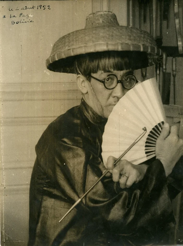 笠をかぶった人物のポートレート