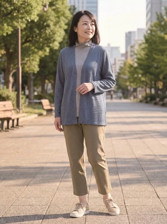 屋外で笑顔の女性モデル