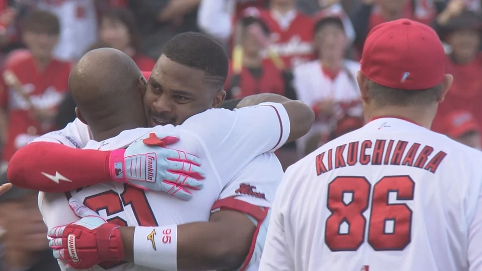 喜びを分かち合う選手たち