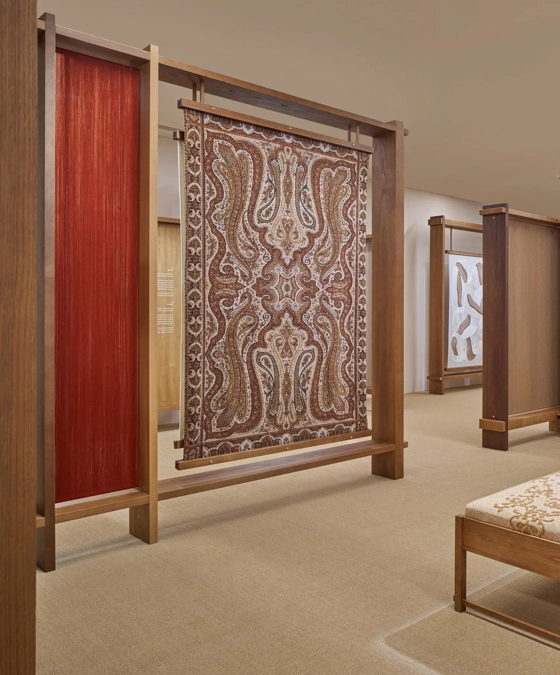 木製のフレームに囲まれたパーテーションとタペストリー