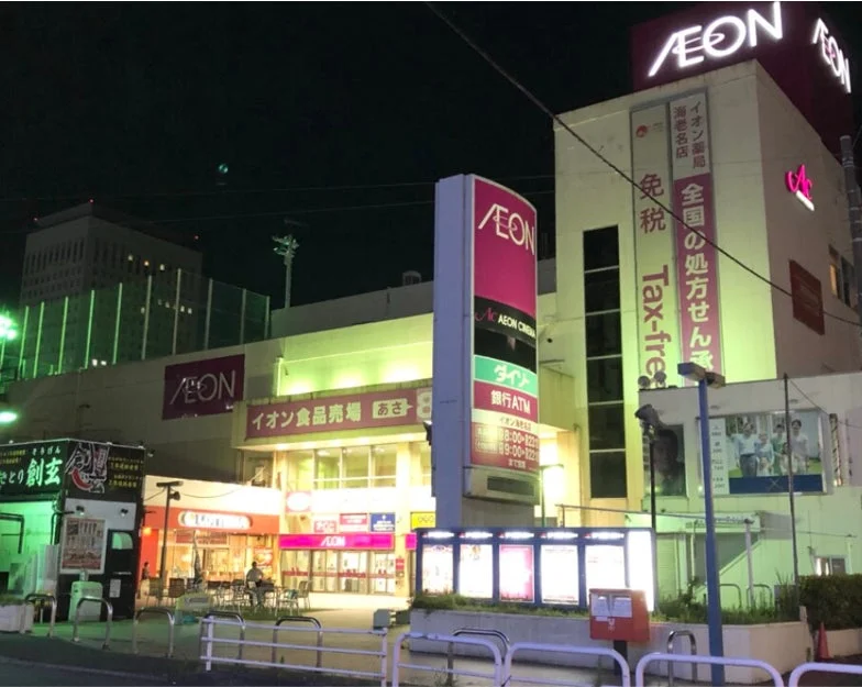 夜間のイオン商業施設
