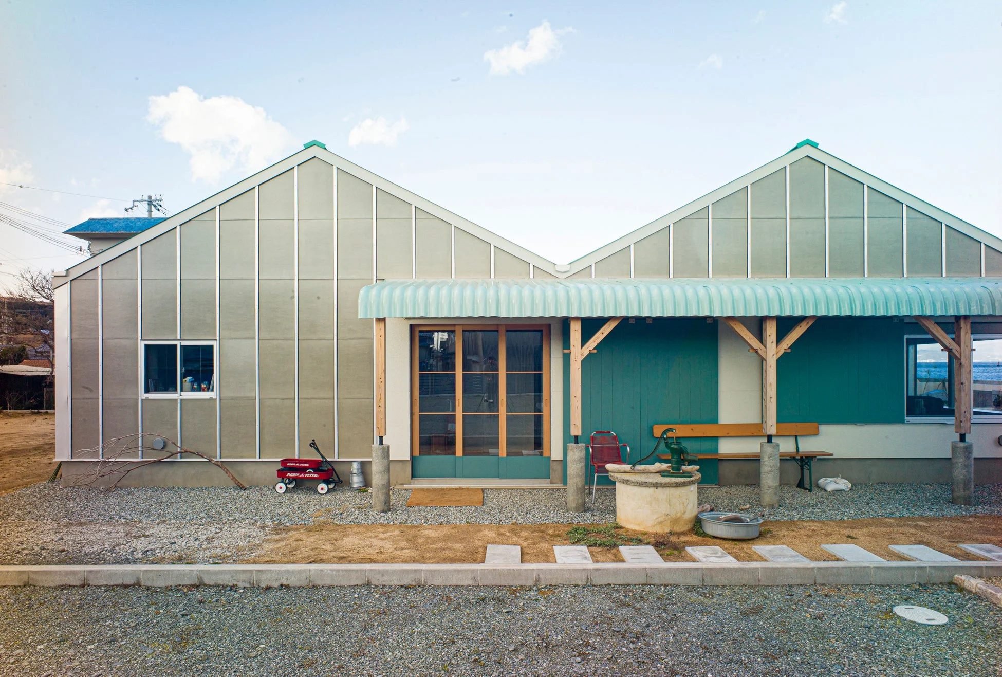 板坂留五氏による設計事例：鋸歯状屋根の建物