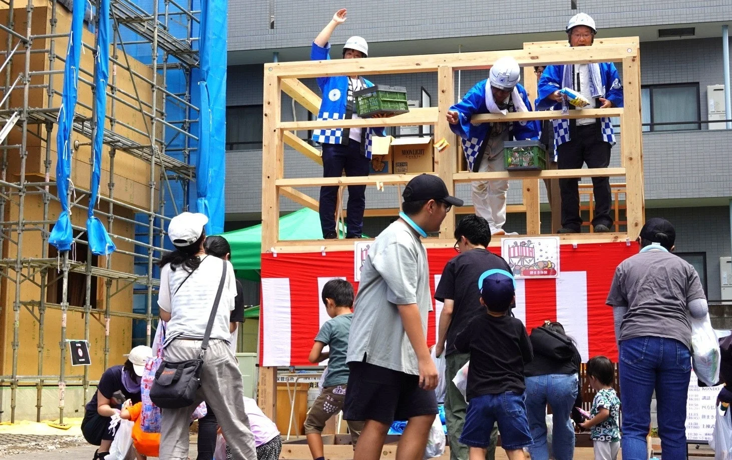餅まき/お菓子まきの様子