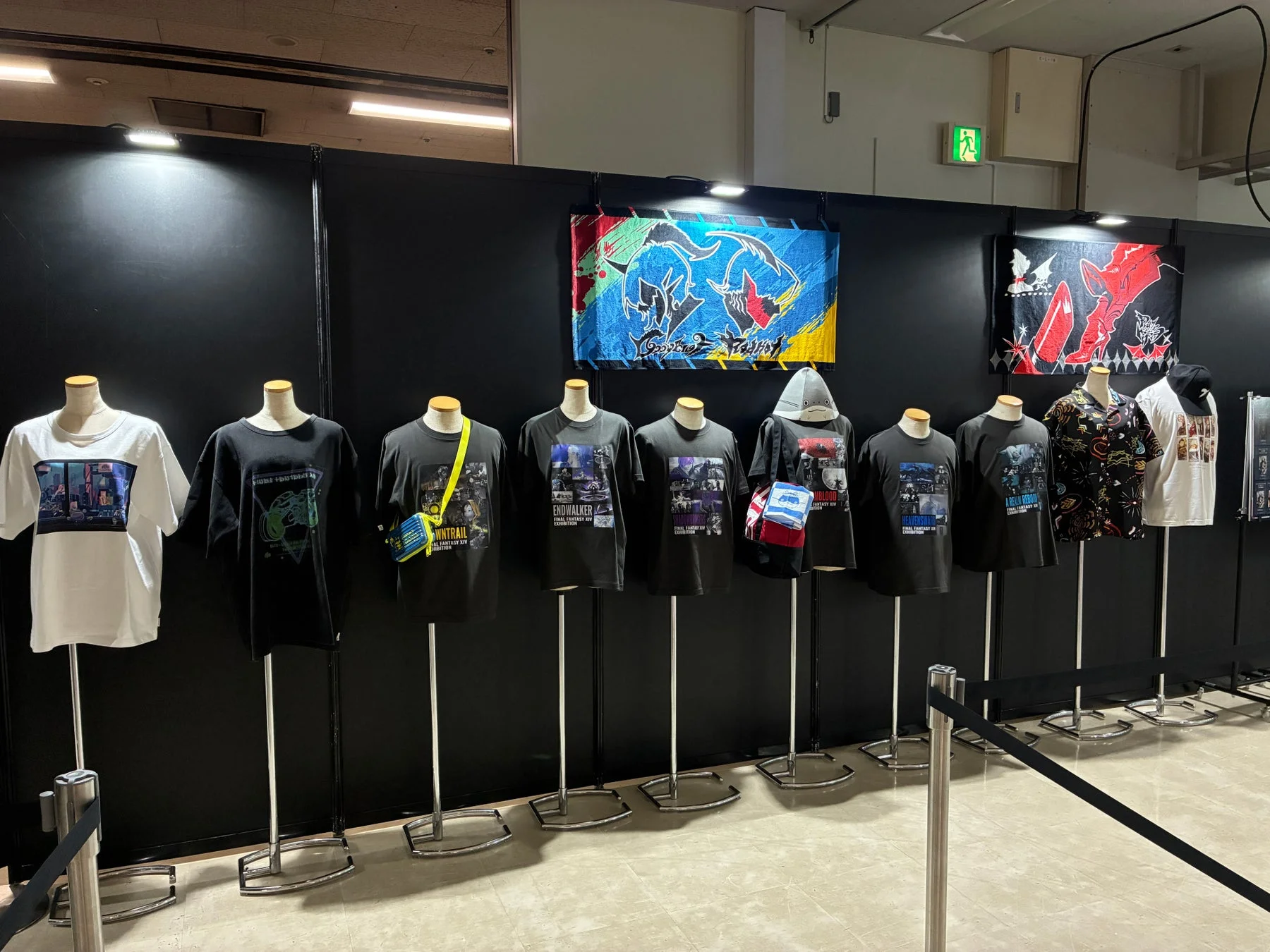 物販コーナーのTシャツ展示