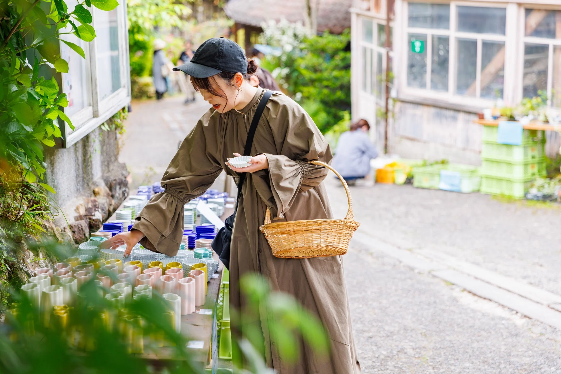 陶器まつりで買い物をする女性