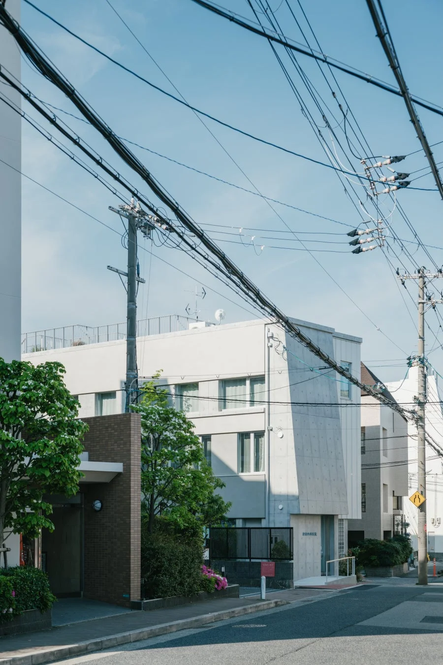 板坂留五氏による設計事例：都市の建物風景