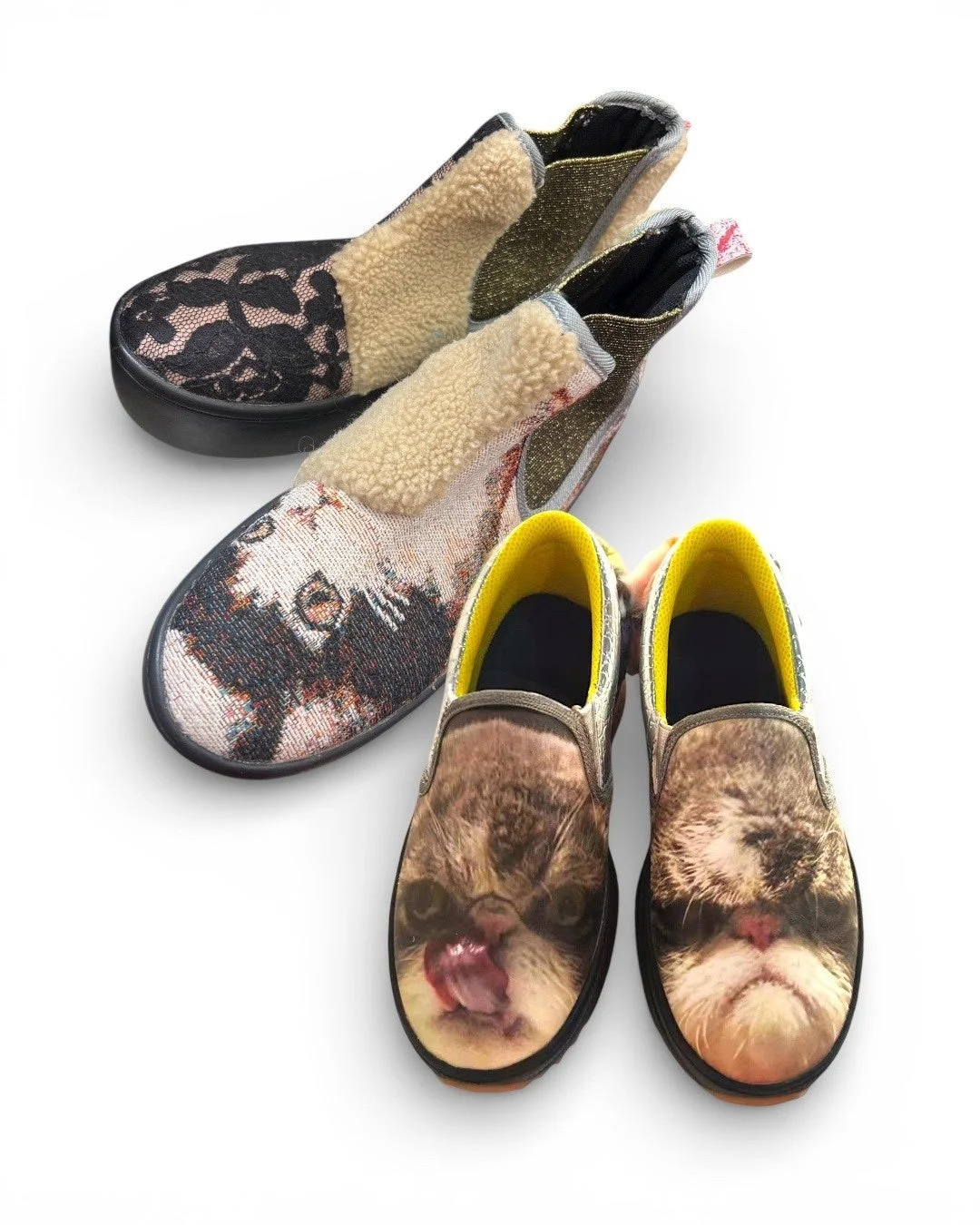 猫の顔がプリントされたスリッポンシューズ