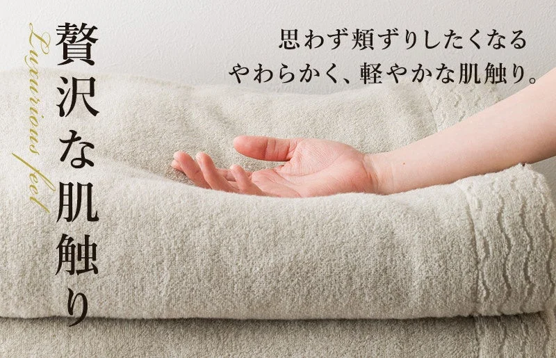 柔らかそうなタオルに手が触れている画像で、「思わず頬ずりしたくなる やわらかく、軽やかな肌触り。」というテキストが添えられています。贅沢な肌触りをアピールしています。