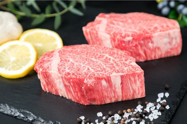 美しい霜降りの入った厚切り牛肉