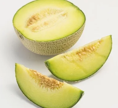 半分にカットされたメロンとスライス