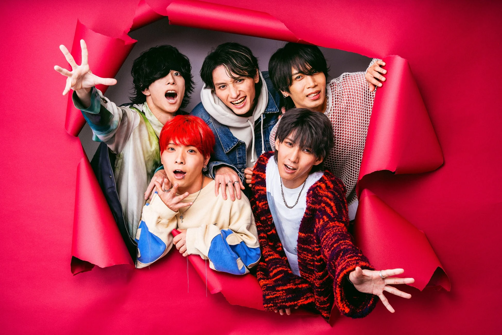 赤い背景から顔を出すアナタシアのメンバー