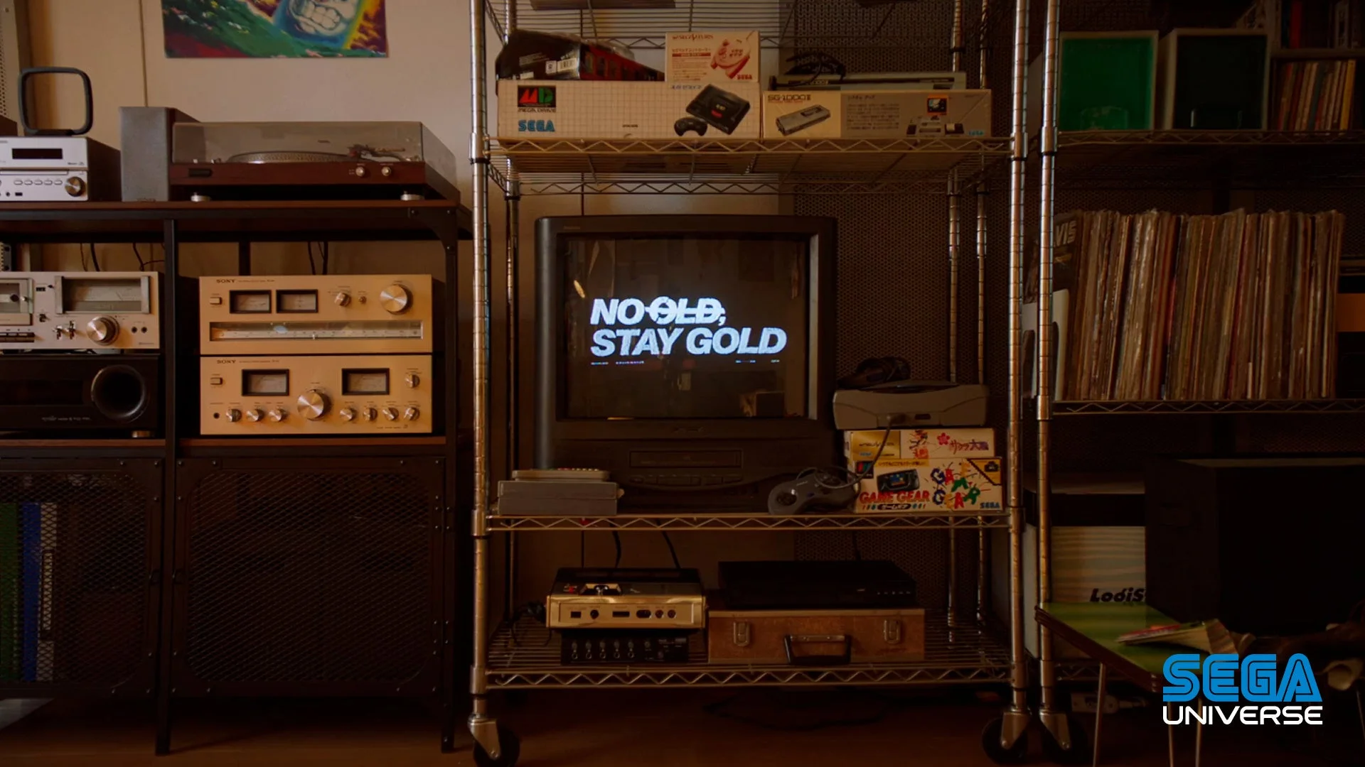 レトロなブラウン管テレビに「NO OLD, STAY GOLD」の文字が映し出された、ヴィンテージゲーム機やオーディオ機器、レコードが並ぶ趣味の部屋。SEGAのロゴも見え、懐かしさとこだわりの詰まった空間が描写されています。