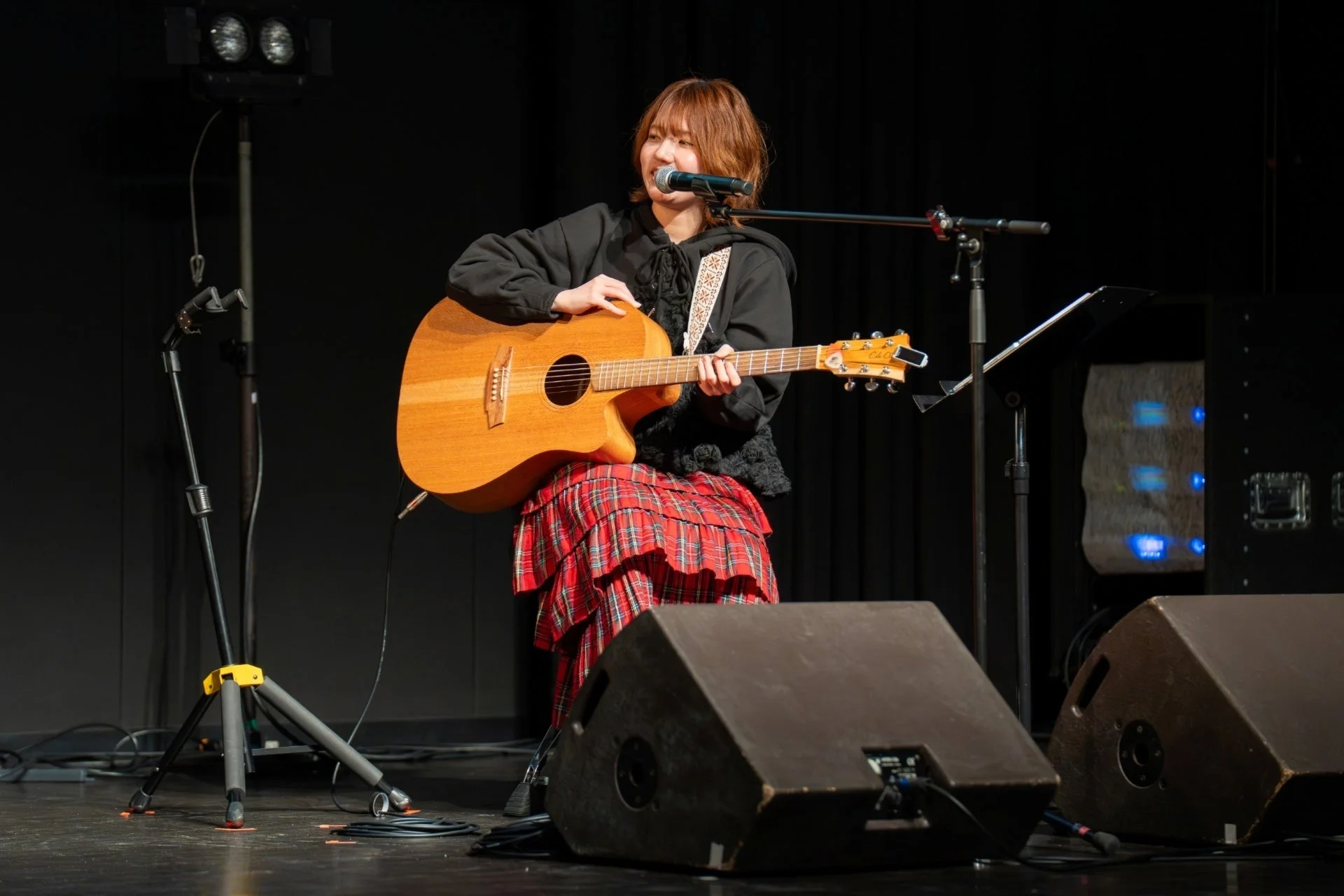 アコースティックギターを演奏する女性