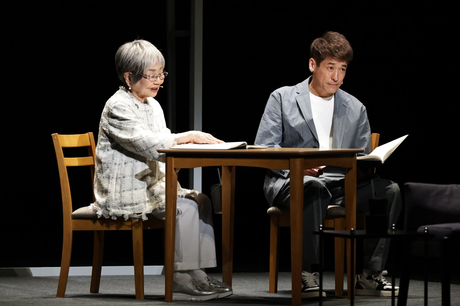 ステージ上で対談する泉ピン子と佐藤隆太