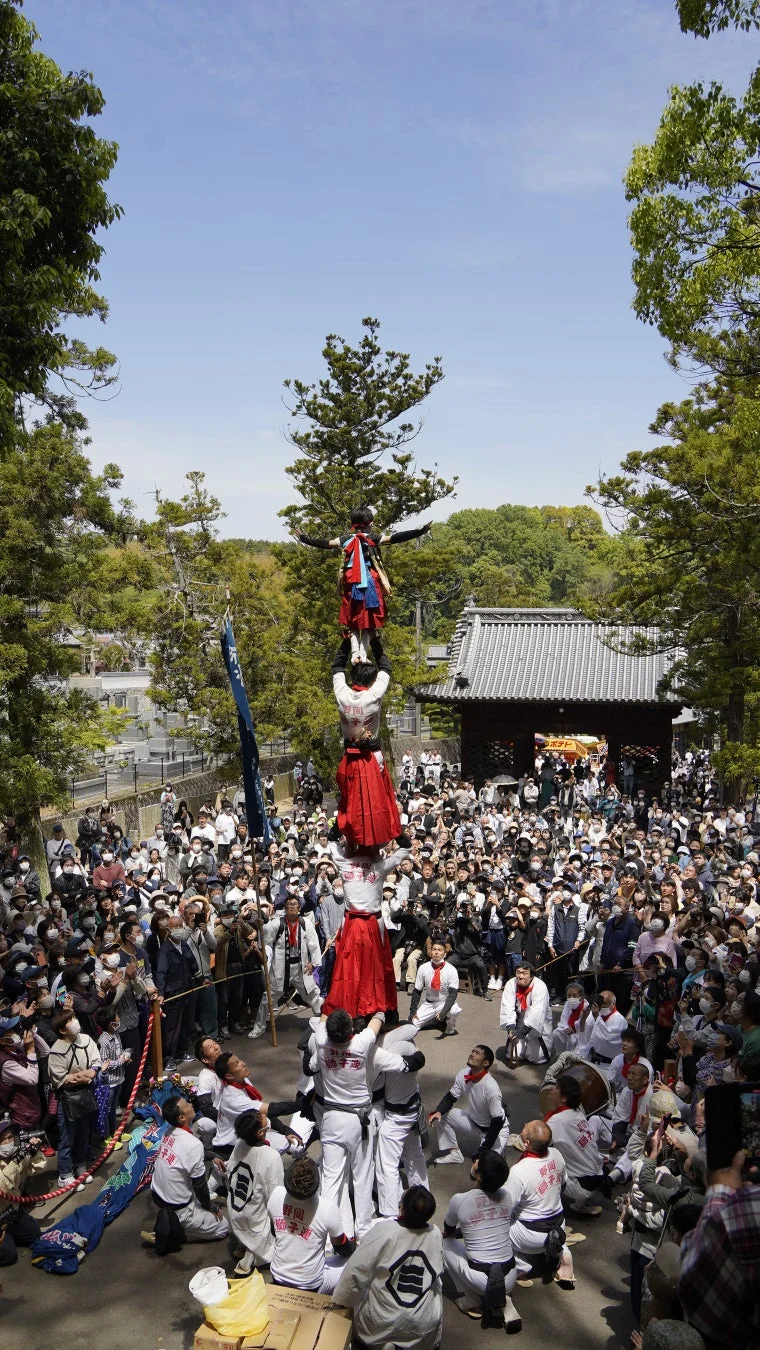 多くの観客が見守る継ぎ獅子