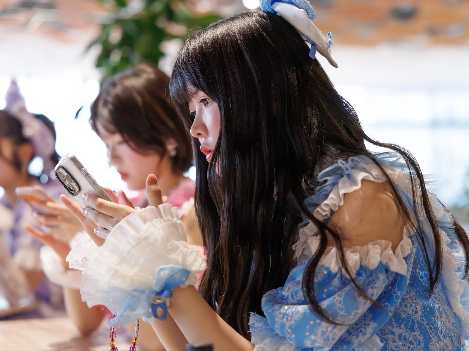 スマートフォンを操作するfav meメンバーたち