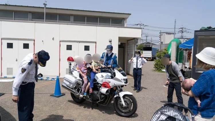 パトカーに乗る子供たち