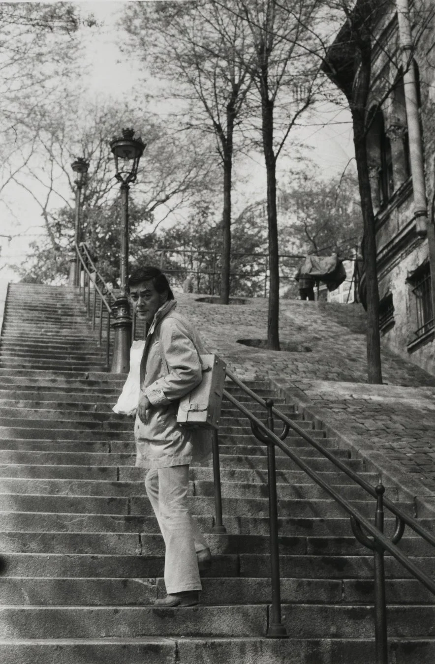 石段を上る男性の白黒写真