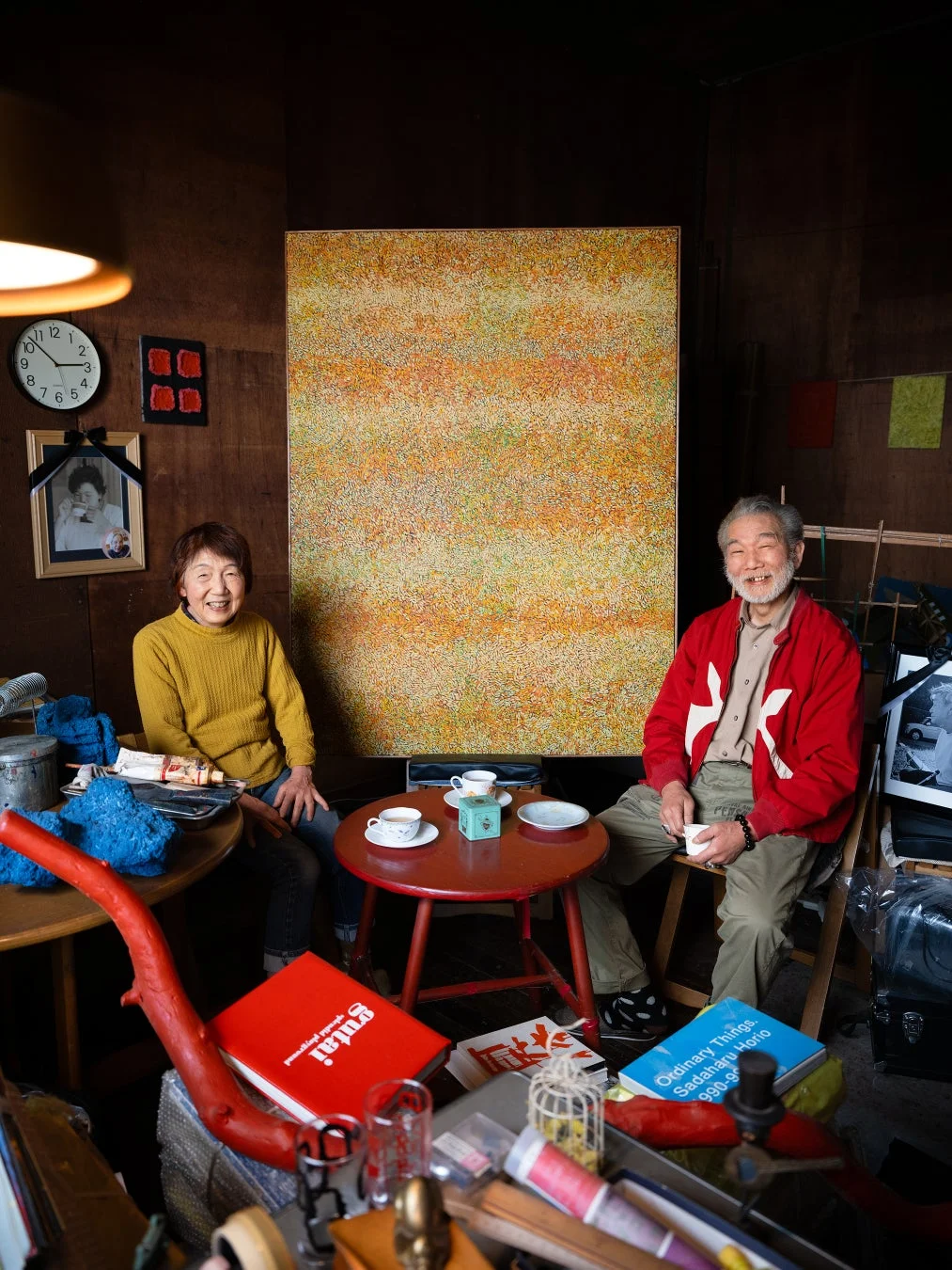 笑顔の老夫婦がアトリエでくつろぐ様子