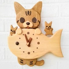猫と魚モチーフの木製時計