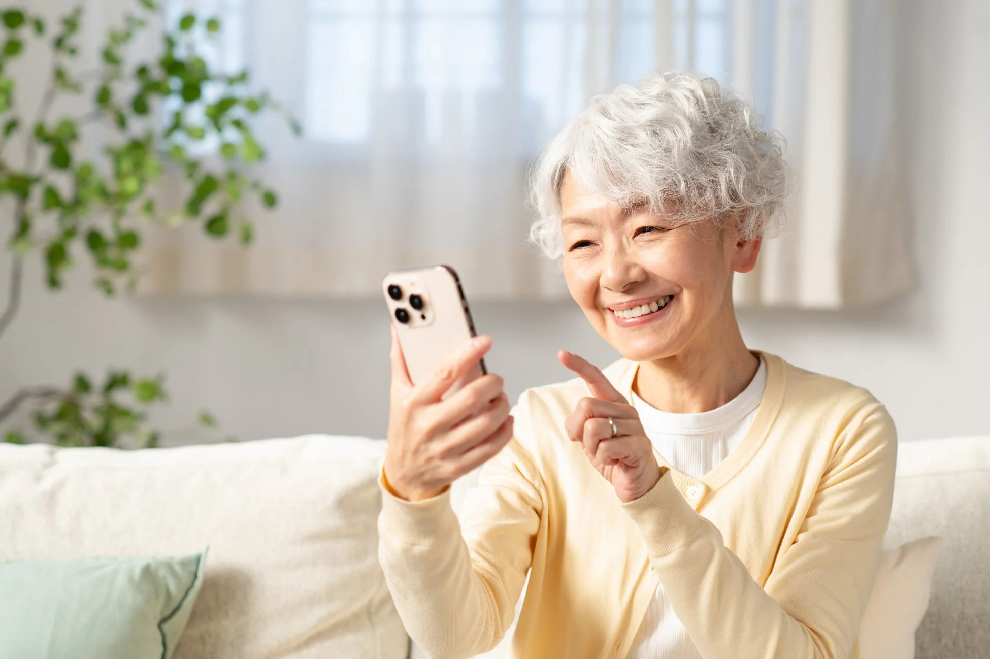 スマートフォンを操作するシニア女性