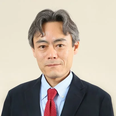 スーツ姿の柴田巌氏