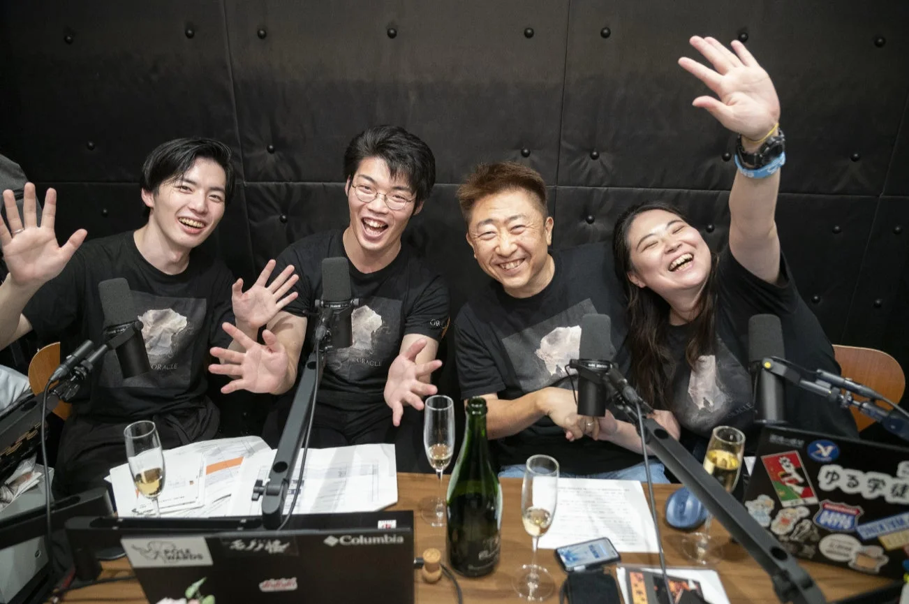 ポッドキャスト収録のような雰囲気の4人