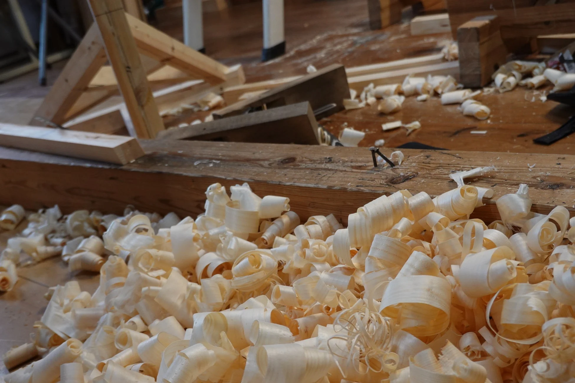 カンナくずが散らばる作業場