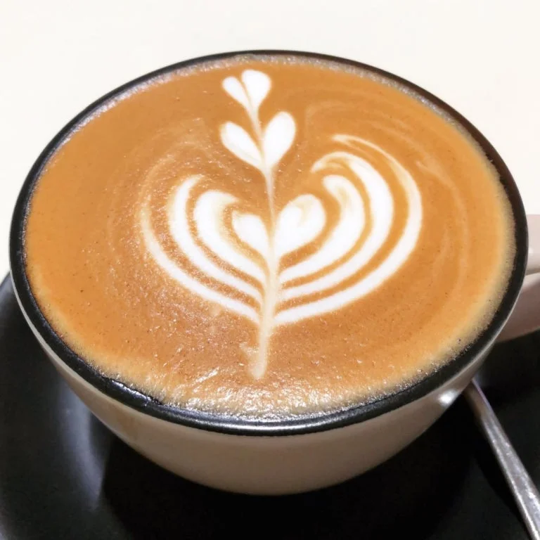 ハートのラテアートが施されたコーヒー